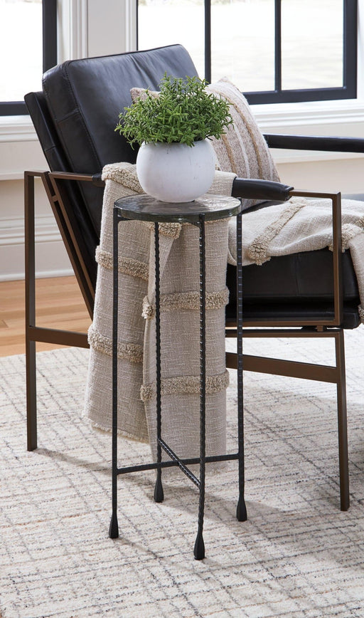 Newgoren Accent Table - Zara Furniture (Kissimmee,FL)