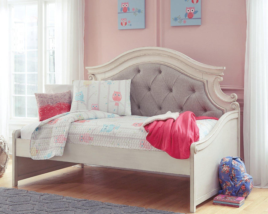 Realyn Bed - Zara Furniture (Kissimmee,FL)